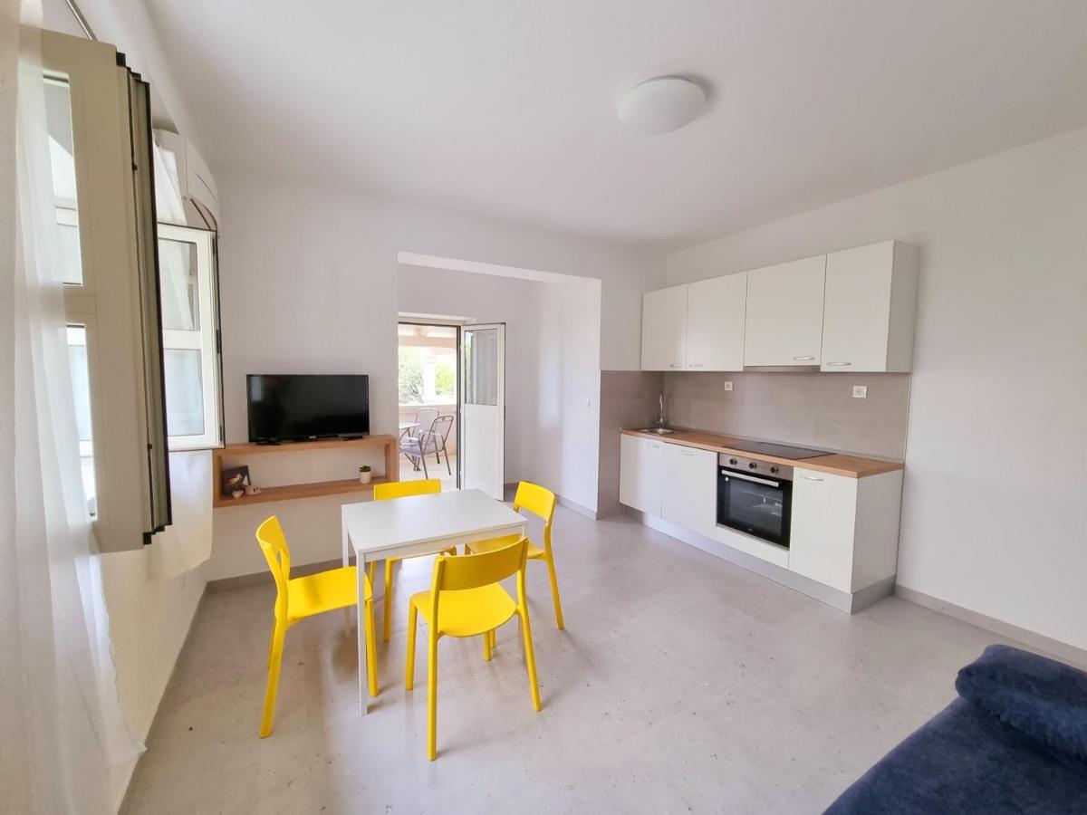 Apartments Iskra Duće エクステリア 写真